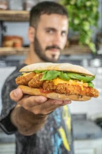 sandwich vegano de tofu sandwich de tofu milanesa de tofu