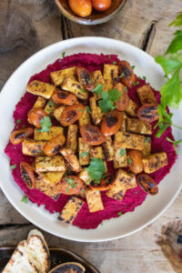 Tofu con hummus de remolacha