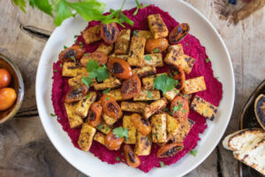 Tofu con hummus de remolacha